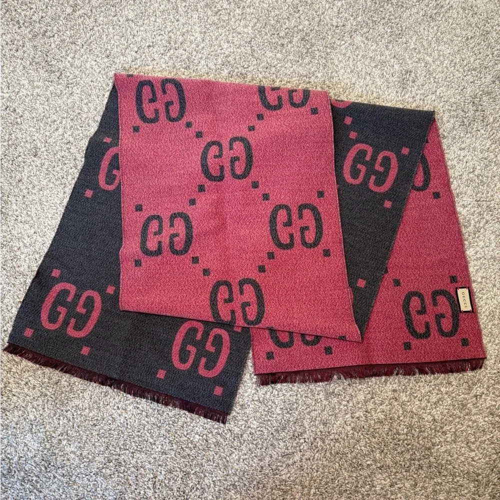 Gucci Pink and Grey GG Logo Scarf - Picture 2 of 4